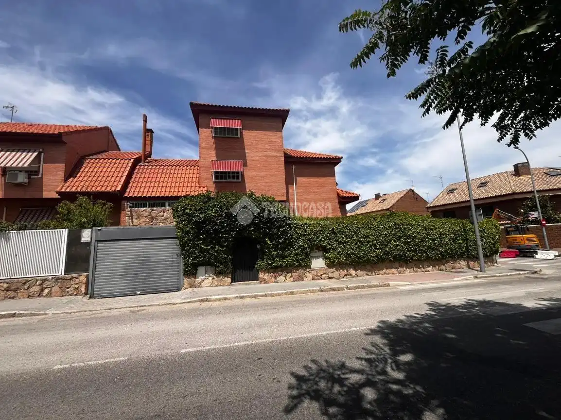 Exterior view of Detached homes for sale in Madrid  with Air Conditioner, Heating and Private garden