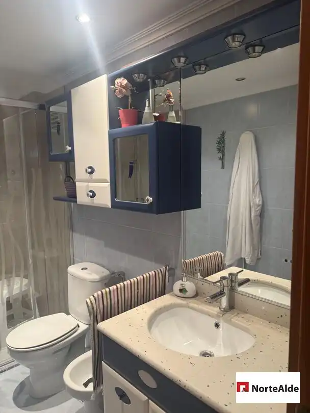 Badezimmer von Wohnung zum Verkauf in Barakaldo  mit Heizung, Privatgarten und Abstellraum
