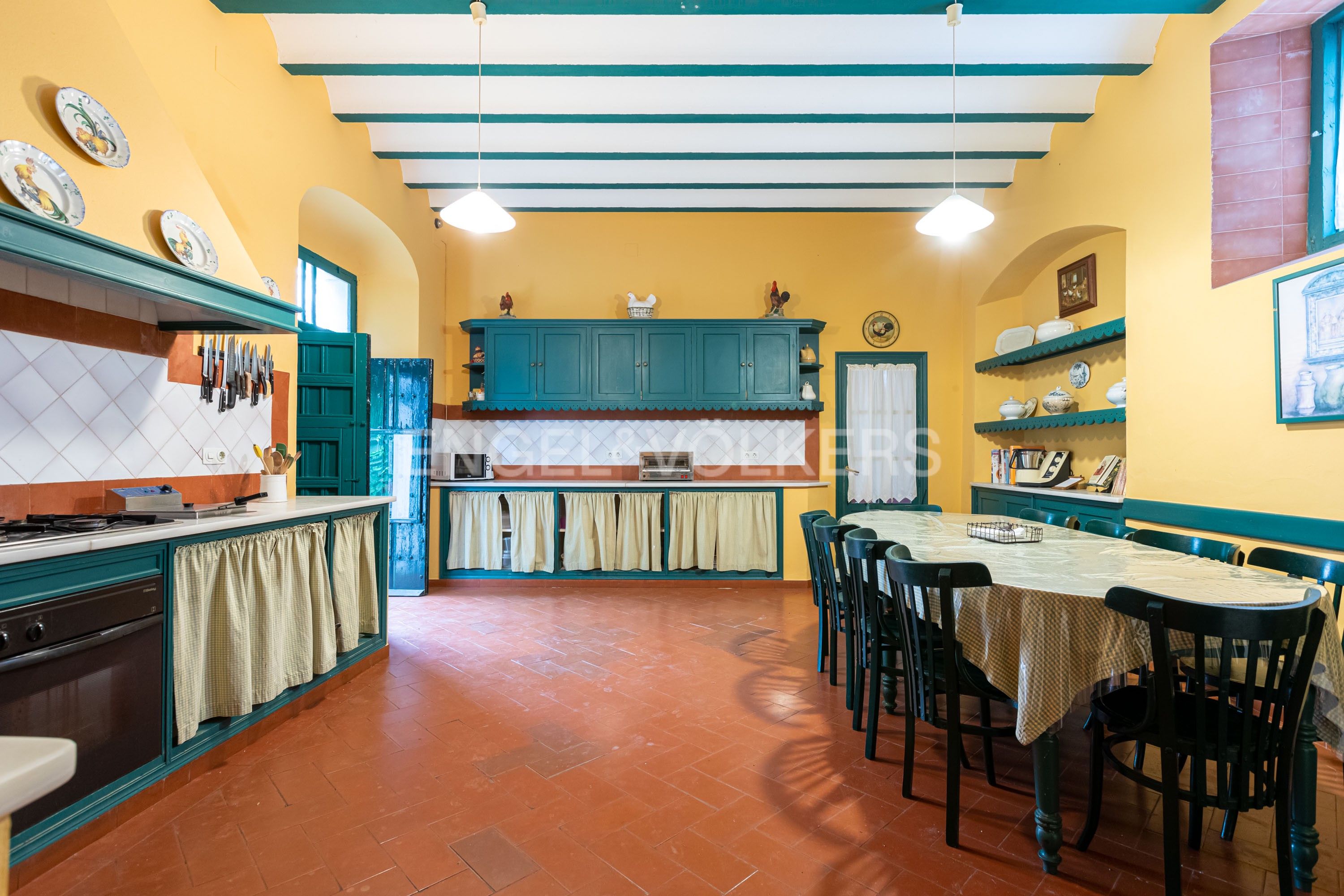 Cuina de Casa o xalet en venda en Umbrete amb Calefacció, Jardí privat i Piscina