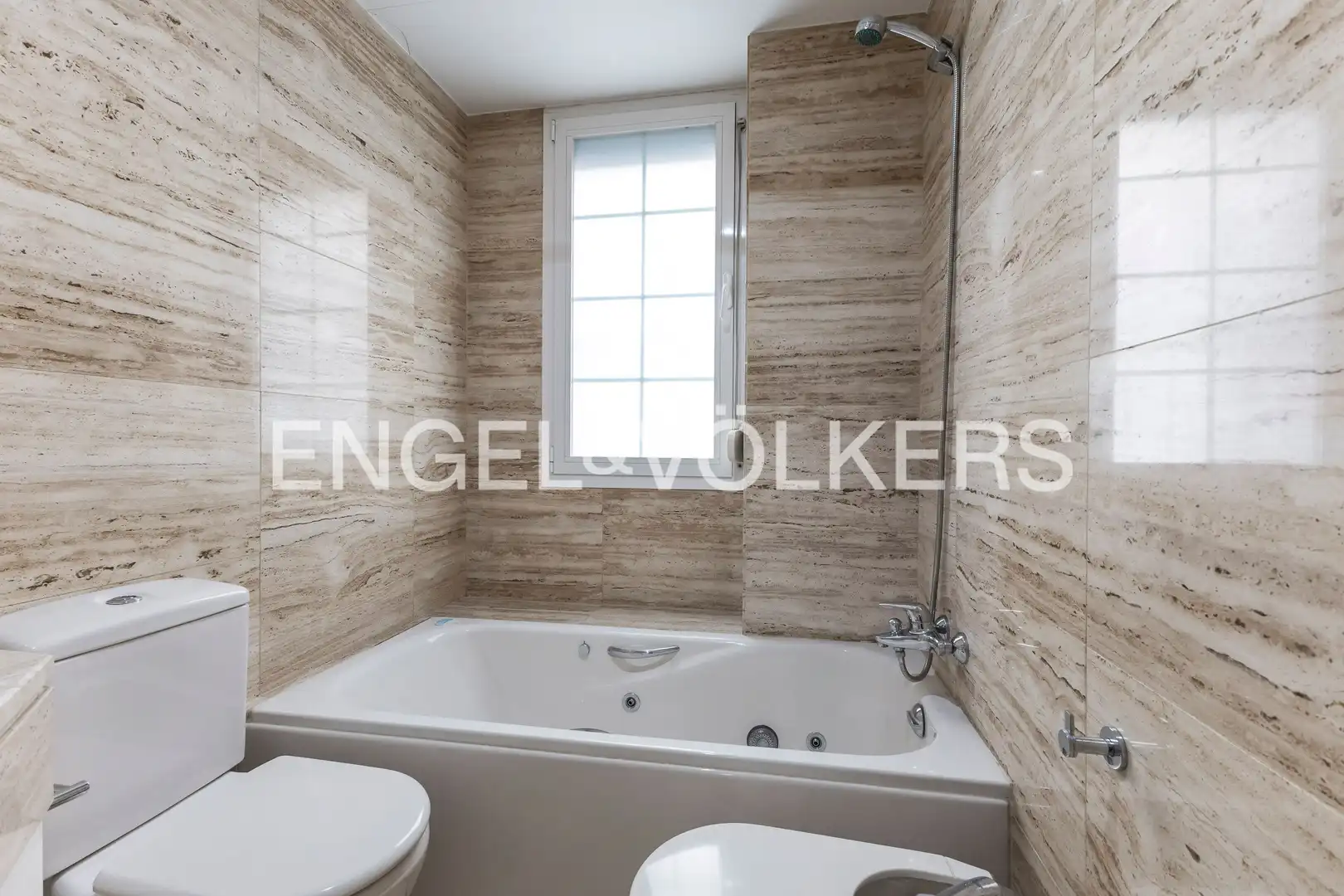 Baño de Piso en venta en Madrid con Aire acondicionado, Calefacción y Jardín privado