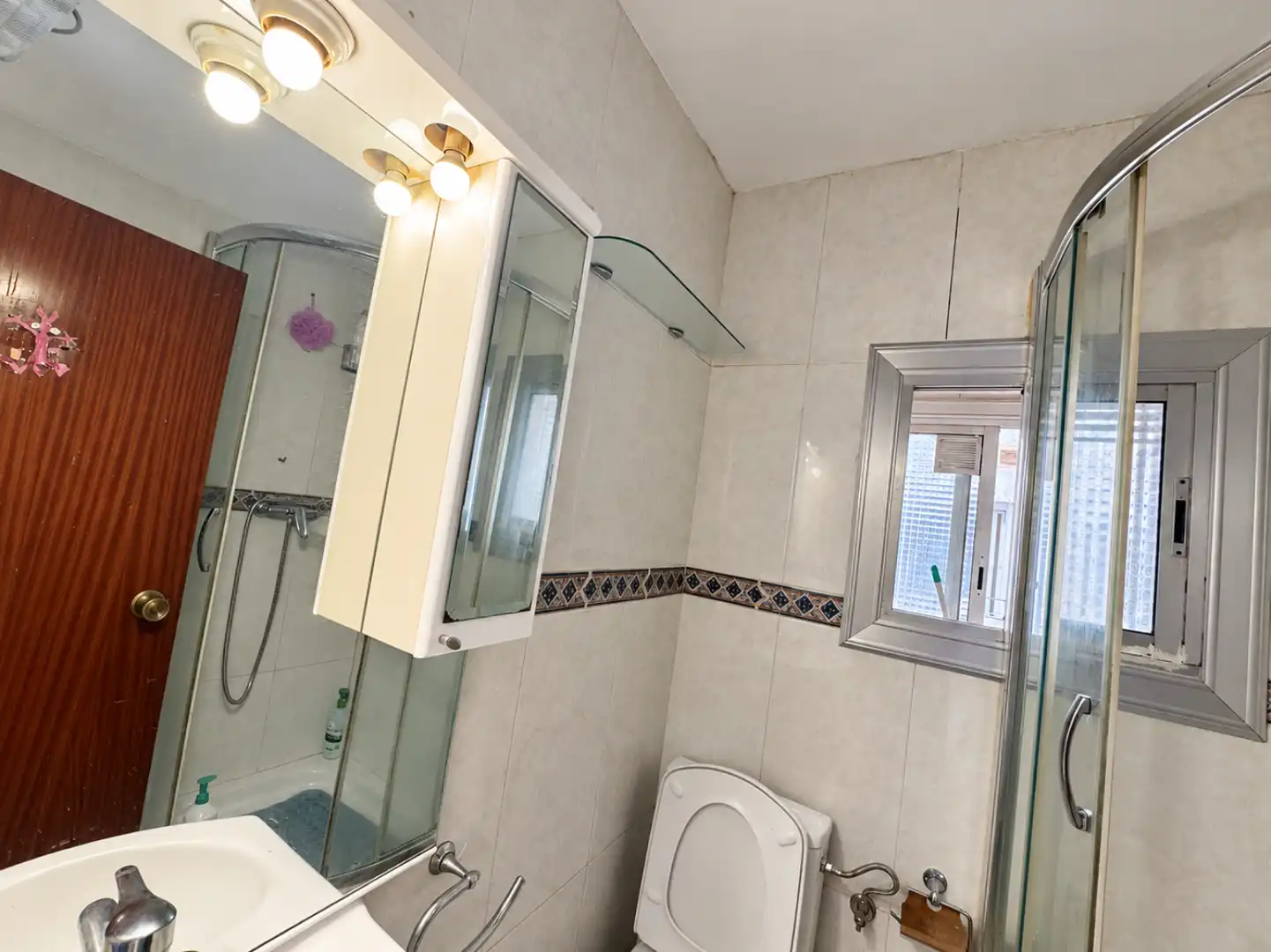Badezimmer von Wohnung zum Verkauf in Cerdanyola del Vallès mit Privatgarten und Balkon