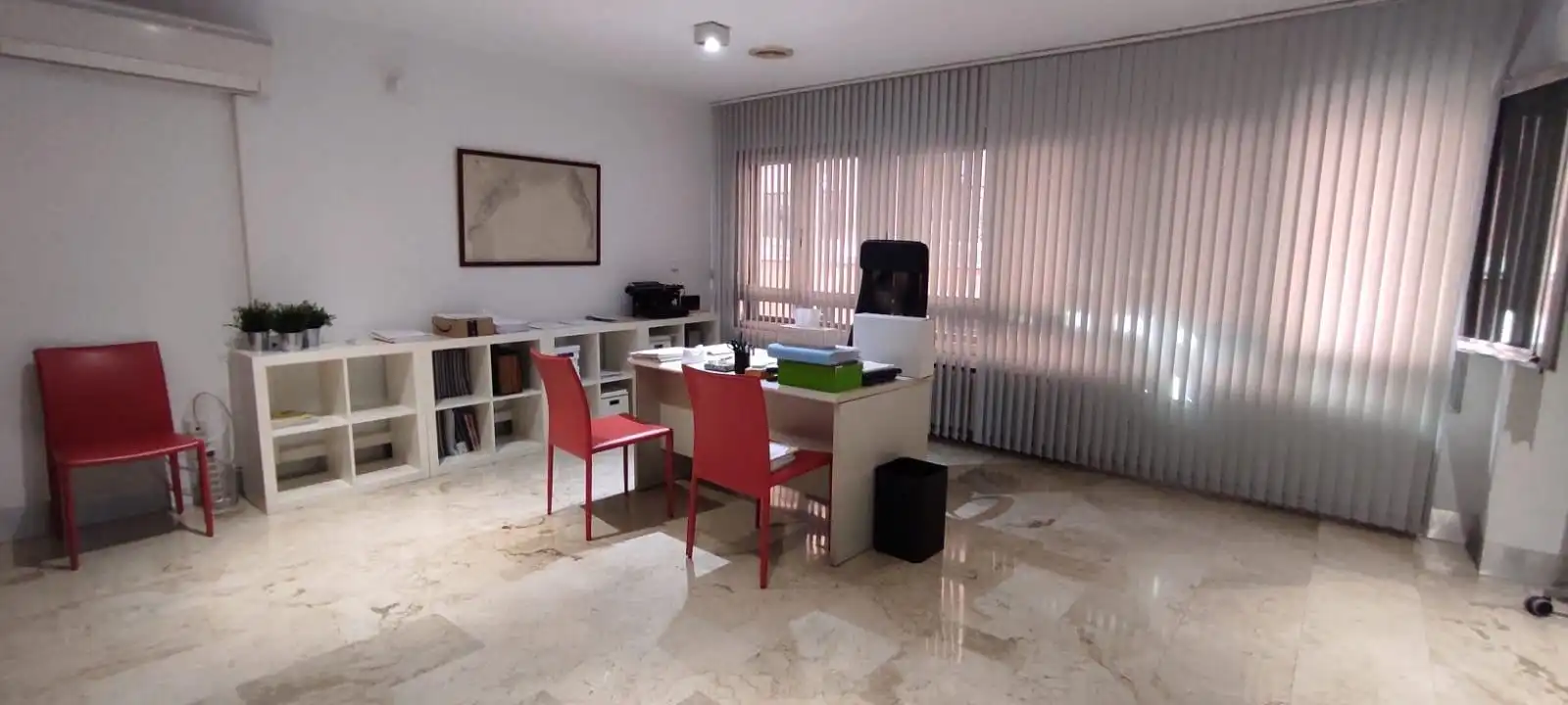 Büro zur Miete in Granada mit Klimaanlage, Heizung und Abstellraum