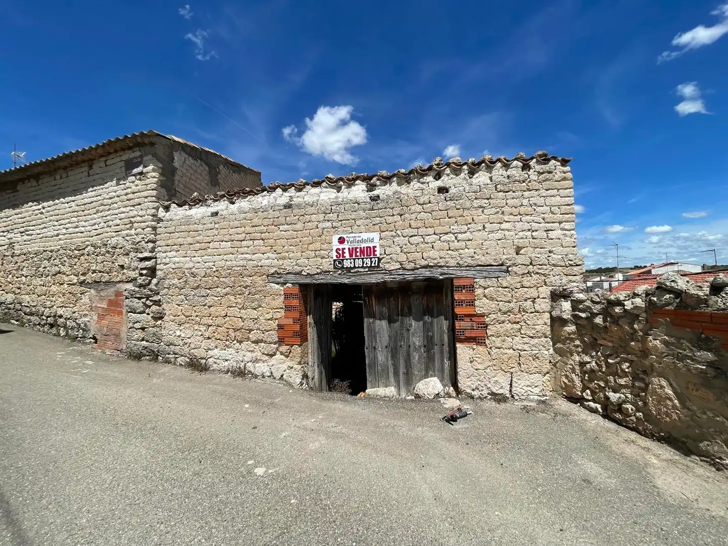 Vista exterior de Finca rústica en venda en Espinosa de Cerrato amb Jardí privat