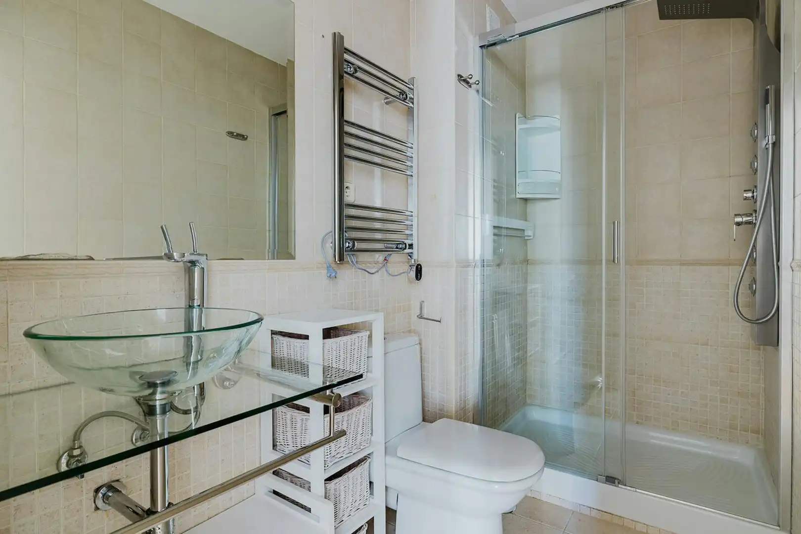 Badezimmer von Wohnung zur Miete in Madrid mit Klimaanlage, Heizung und Möbliert