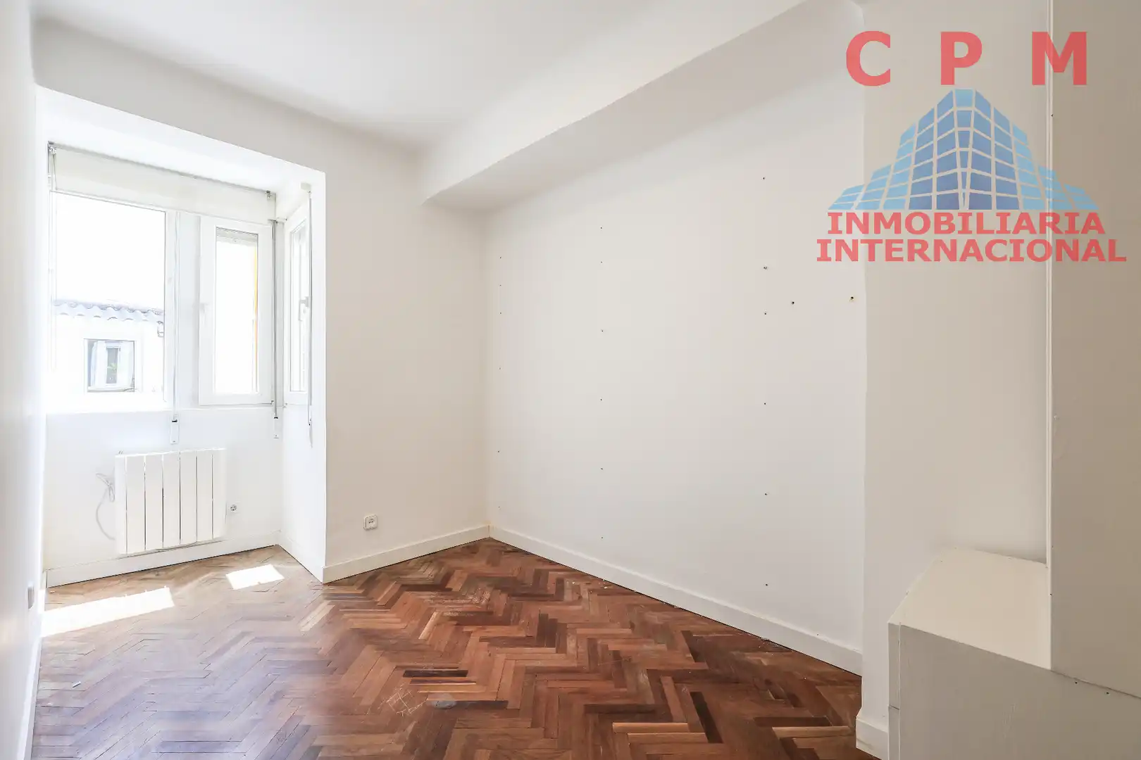 Schlafzimmer von Wohnung zur Miete in Madrid mit Parkett, Möbliert und Ofen