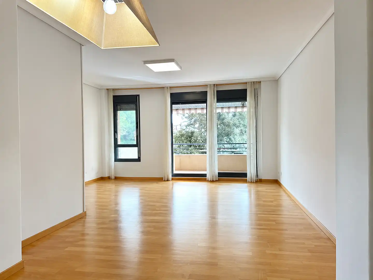 Living room of Flat for sale in Sabadell  with Heating, Private garden and Parquet flooring