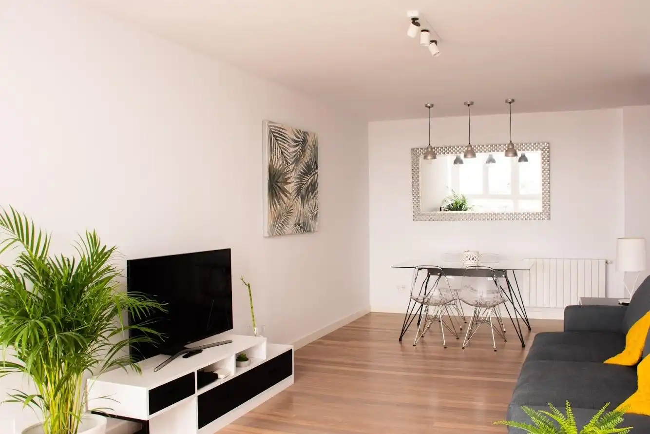Wohnzimmer von Wohnung zur Miete in Santander mit Heizung und Privatgarten