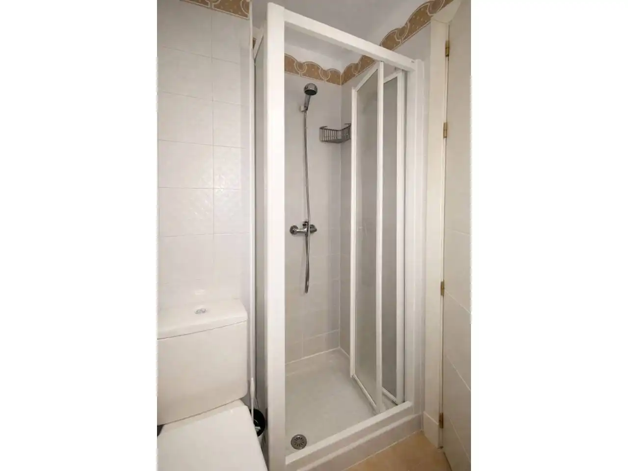Bathroom of Flat for sale in Madrid  with Air Conditioner, Heating and Storage room