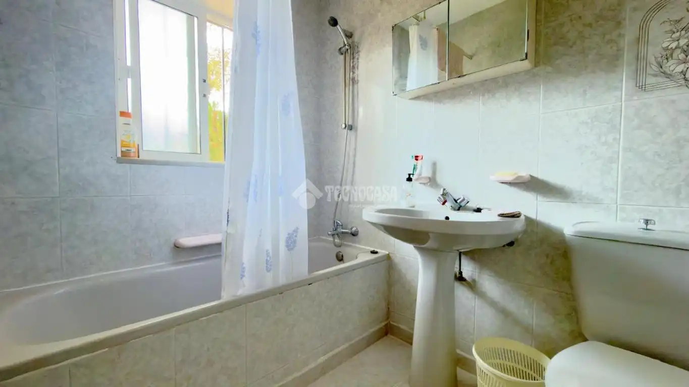 Baño de Casa adosada en venta en Los Barrios con Aire acondicionado, Calefacción y Balcón