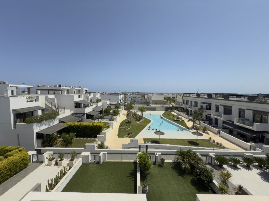 Vista exterior de Àtic en venda en Pilar de la Horadada amb Aire condicionat, Jardí privat i Piscina comunitària