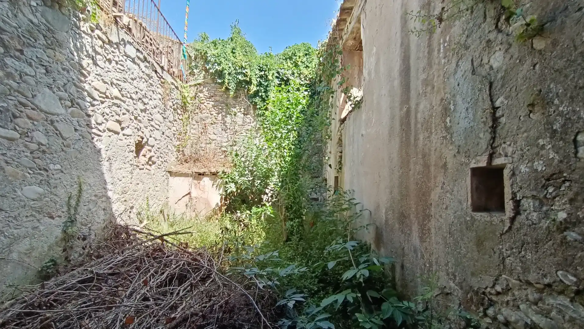 Houses for sale in Salt  with Private garden
