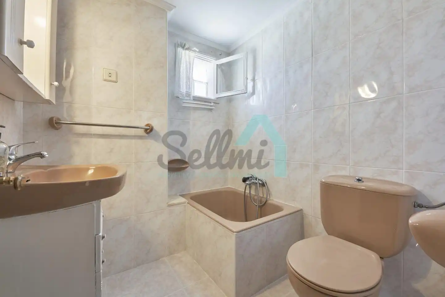 Bathroom of Flat for rent in Gijón   with Furnished