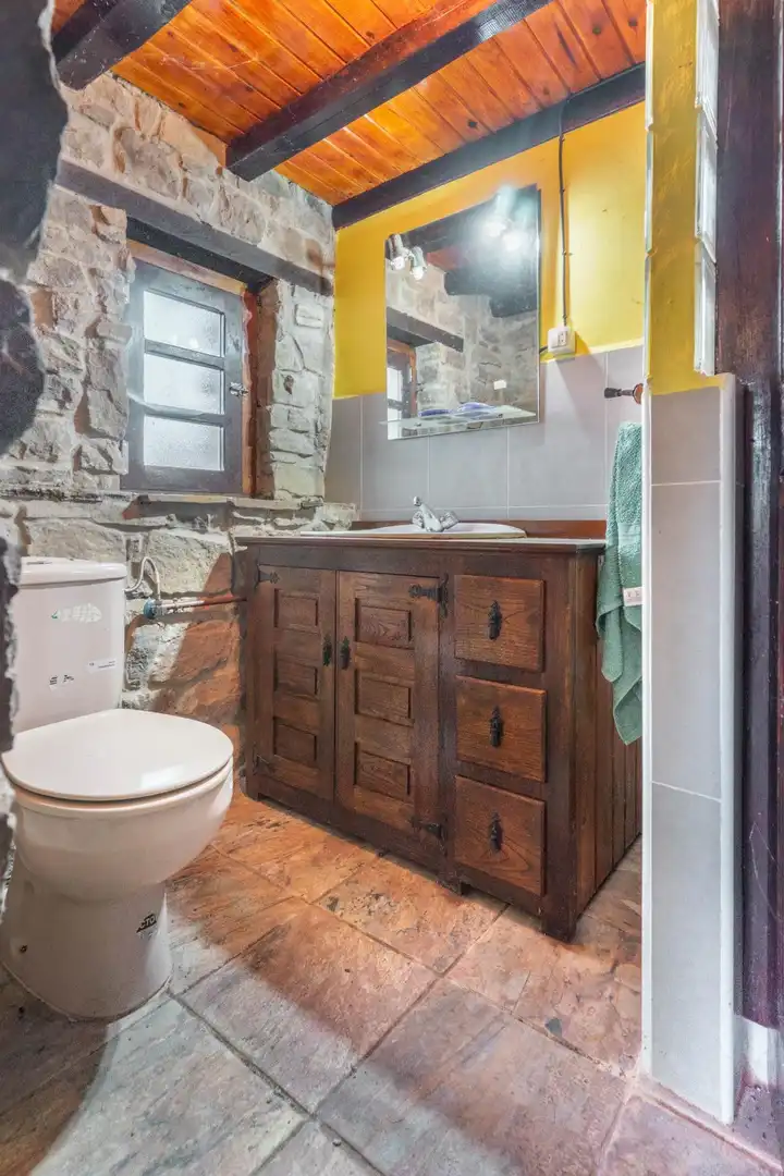 Baño de Finca rústica en venta en Sobrescobio con Jardín privado, Terraza y Amueblado