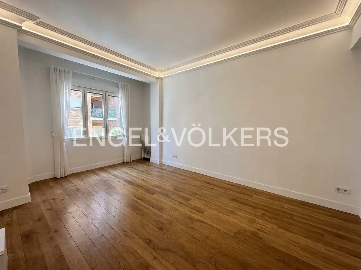 Bedroom of Flat for rent in Madrid  with Air Conditioner, Heating and Parquet flooring