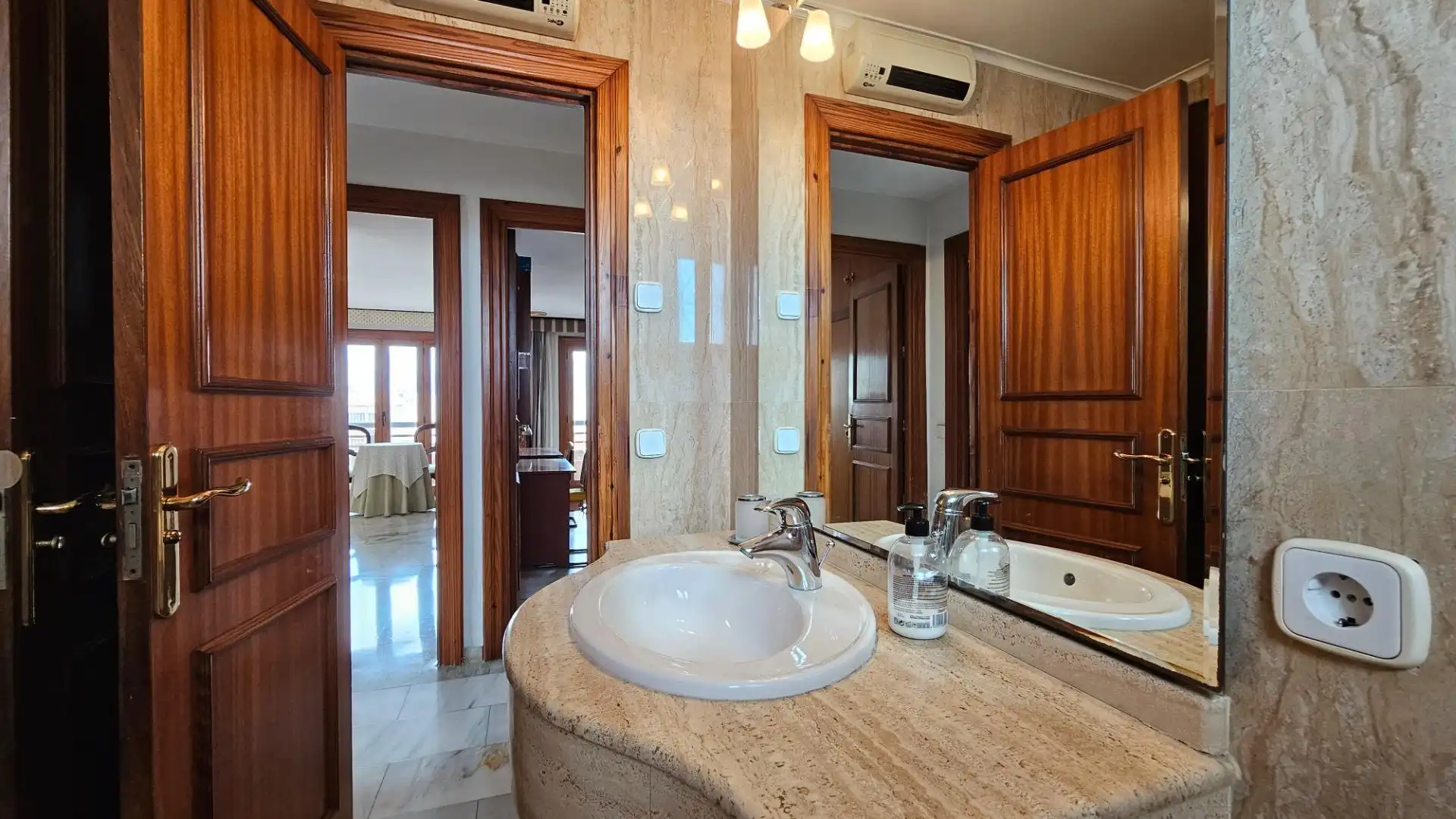 Baño de Piso en venta en  Palma de Mallorca con Aire acondicionado, Calefacción y Terraza