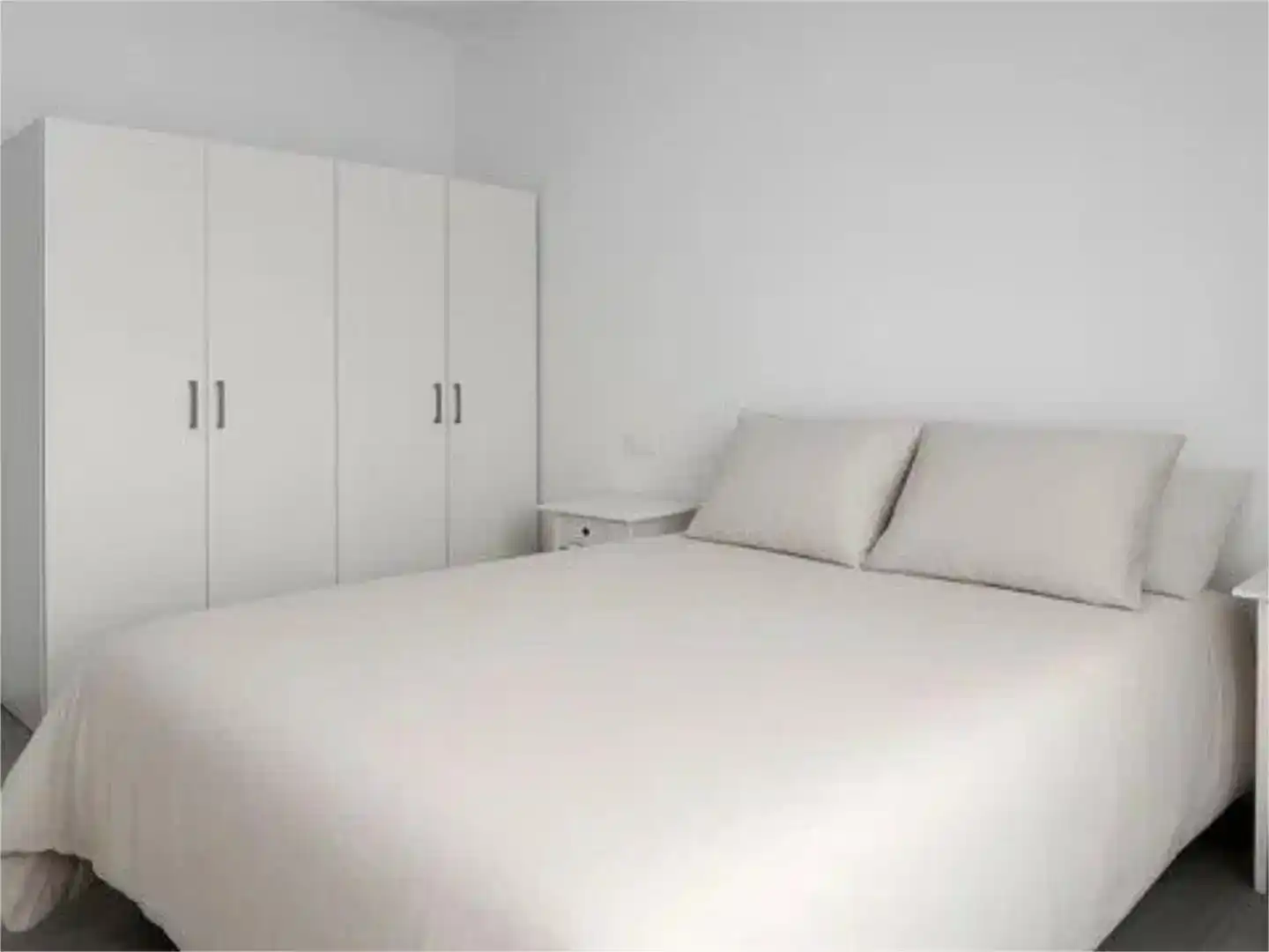 Schlafzimmer von Dachboden zum Verkauf in Blanes mit Schwimmbad und Balkon