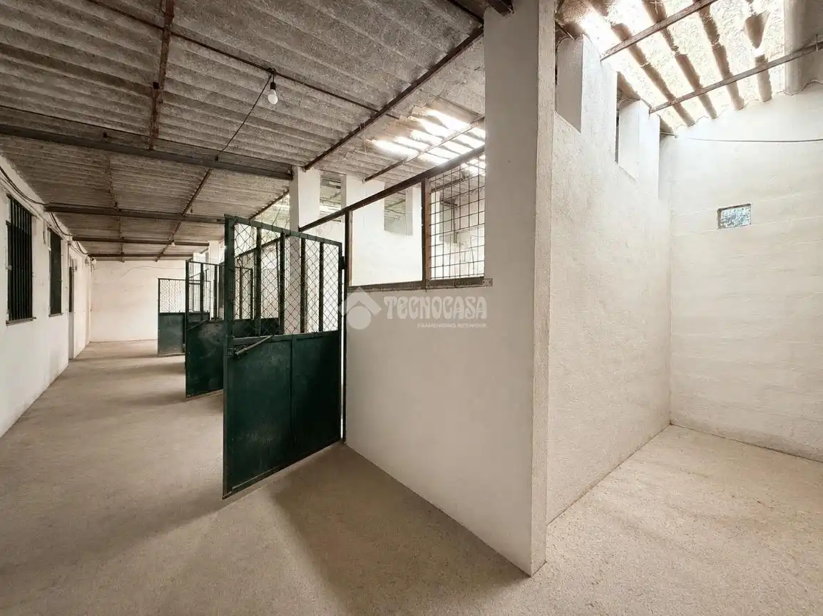 Vista exterior de Finca rústica en venda en Vilanova i la Geltrú amb Jardí privat i Terrassa