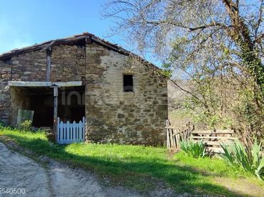Casa amb jardí en venda a Lena