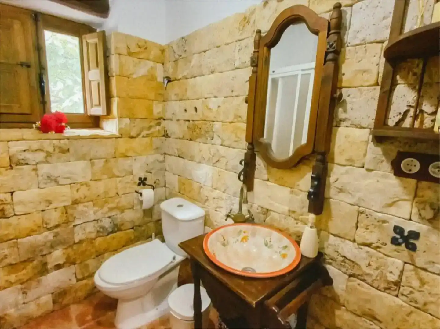 Bany de Finca rústica en venda en Laroya amb Jardí privat, Piscina i Moblat