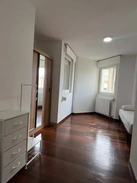 Schlafzimmer von Wohnung zur Miete in Santa Cruz de Bezana mit Heizung, Parkett und Möbliert