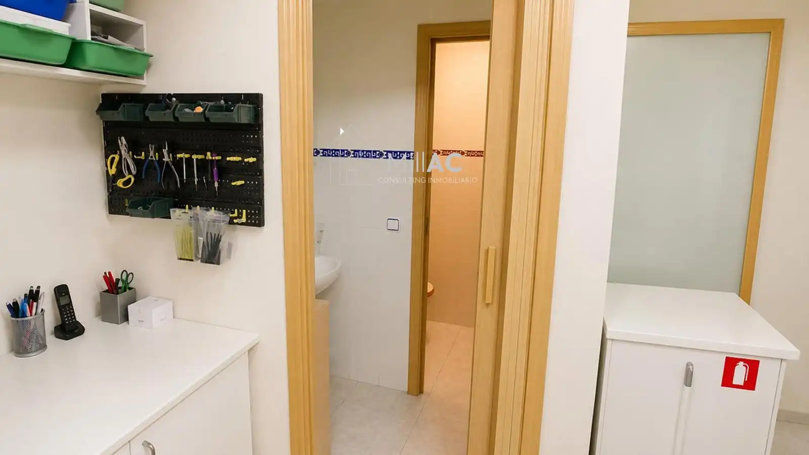 Bany de Local en venda en Madrid amb Aire condicionat, Internet i Alarma