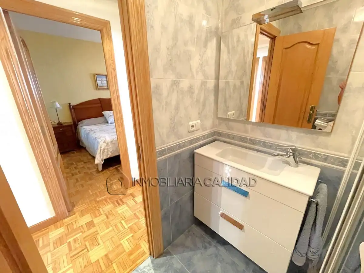 Baño de Piso de alquiler en Burgos con Calefacción, Terraza y Amueblado