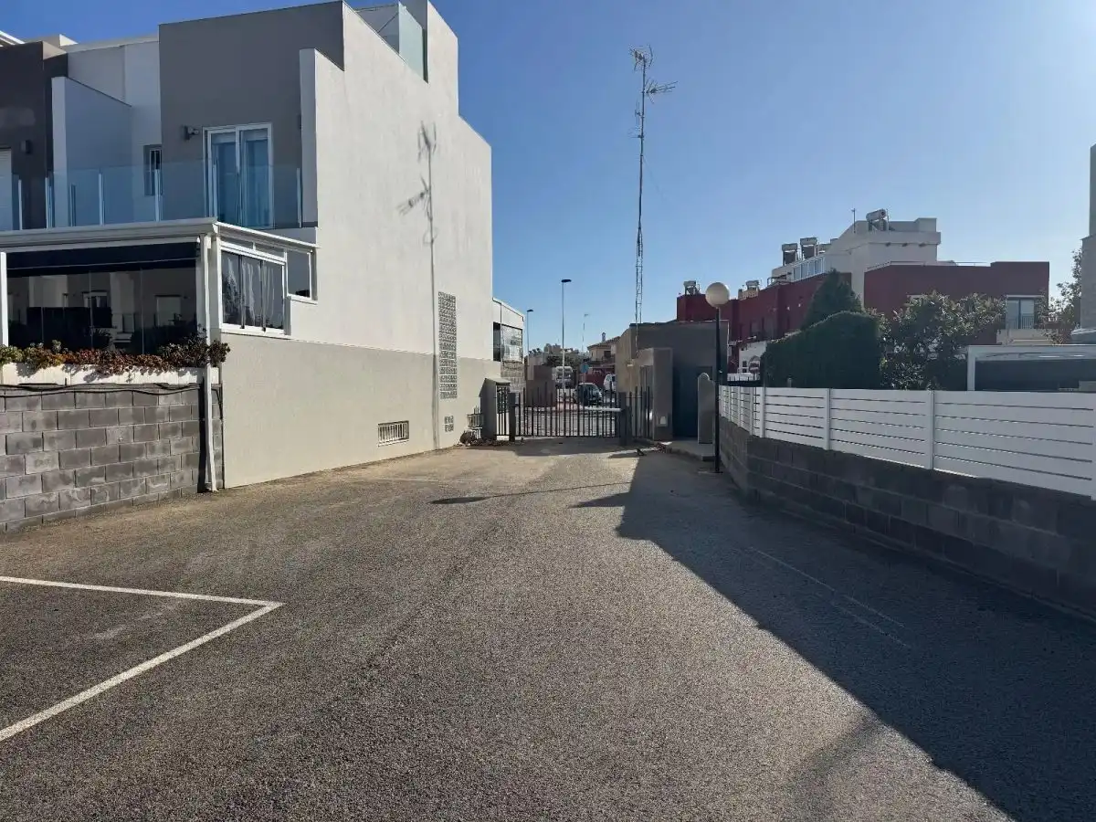 Parking de Casa adosada en venta en Torrevieja con Aire acondicionado, Jardín privado y Amueblado