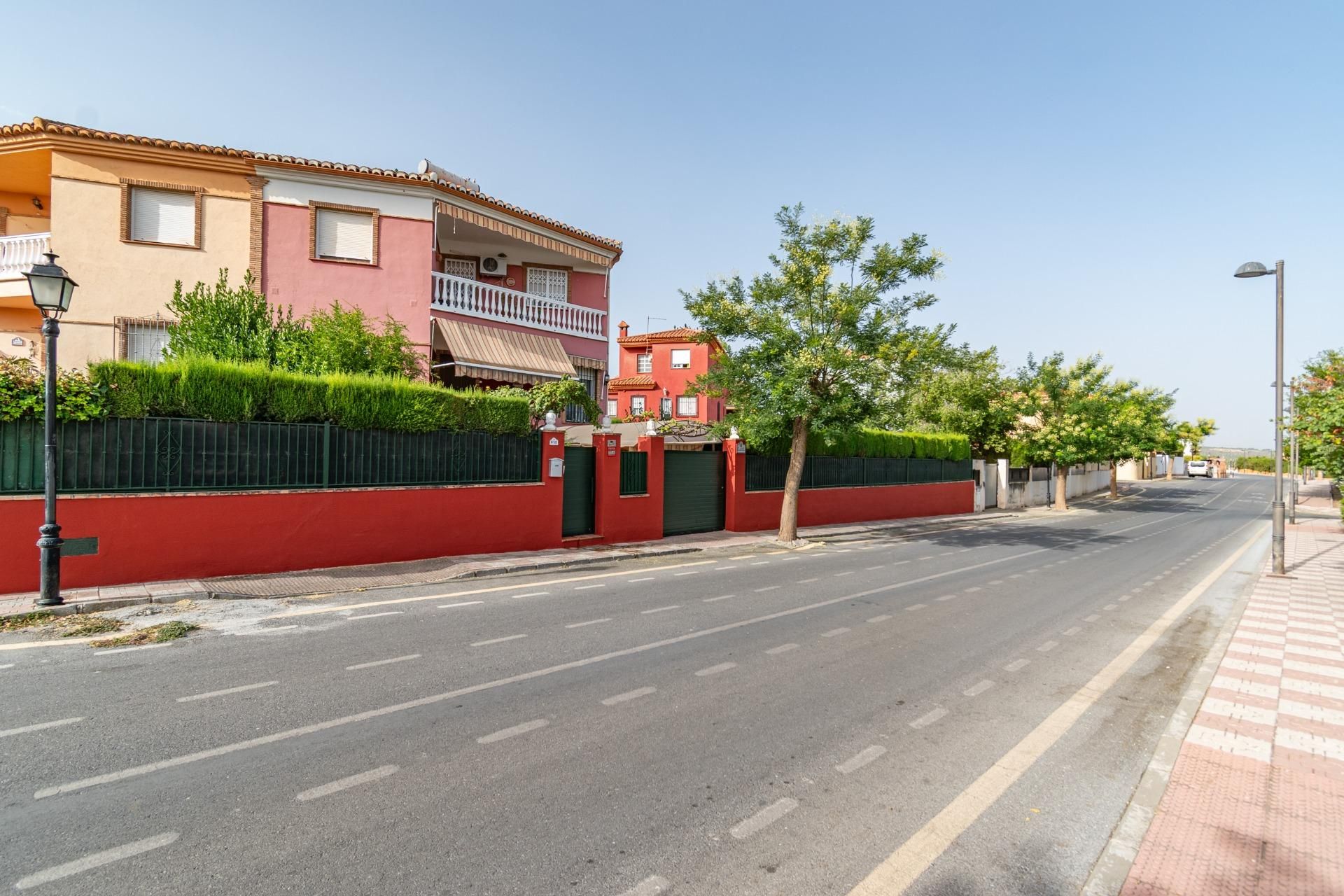 Vista exterior de Casa o xalet en venda en Cúllar Vega amb Aire condicionat, Calefacció i Jardí privat