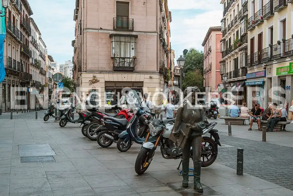 Außenansicht von Erdgeschoss zur Miete in Madrid mit Klimaanlage, Heizung und Möbliert