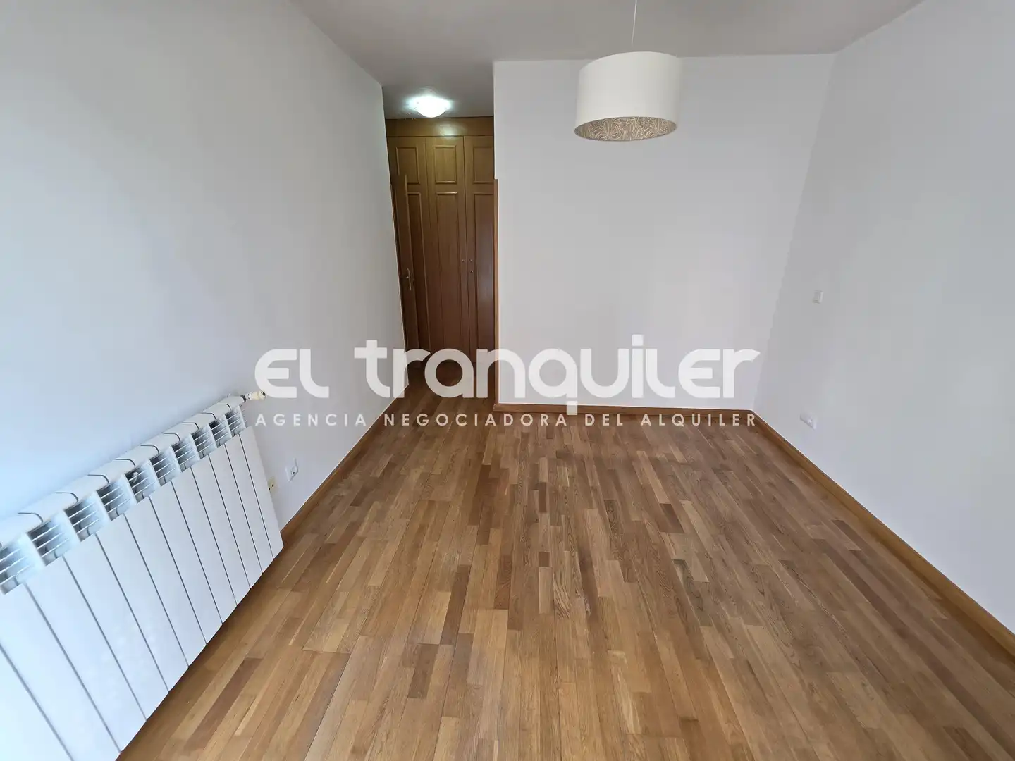 Dormitori de Pis de lloguer en Madrid amb Aire condicionat, Parquet i Piscina
