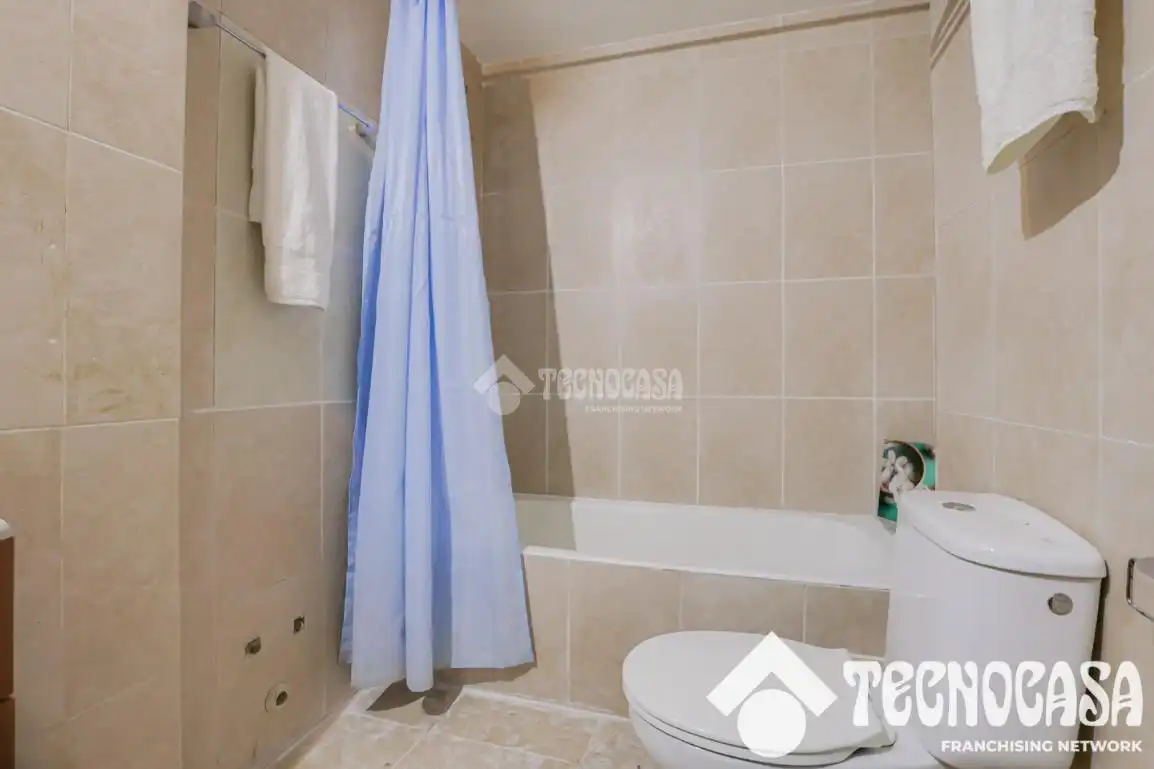 Badezimmer von Wohnung zum Verkauf in Barcelona mit Klimaanlage und Balkon