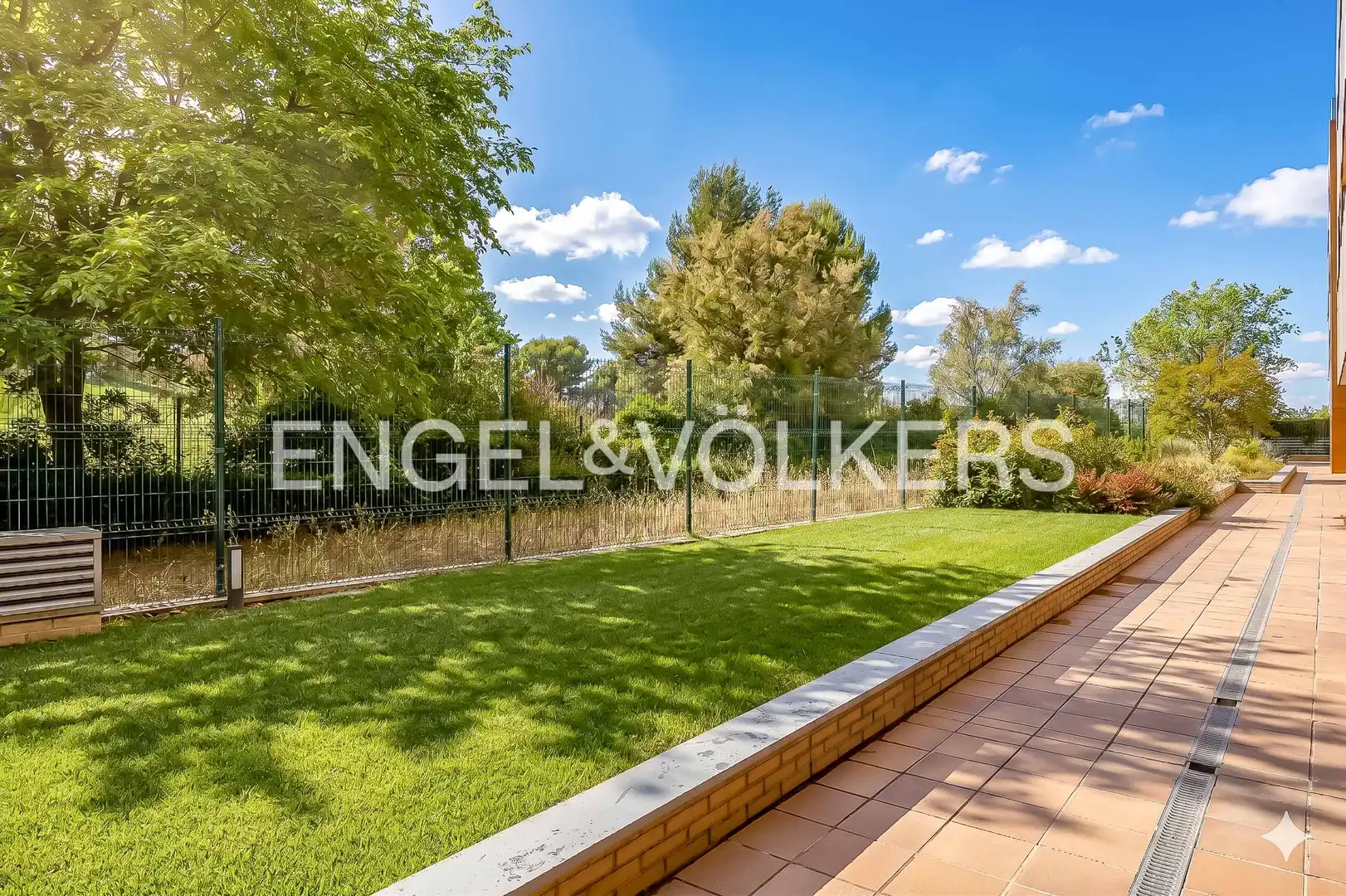 Flat for sale in Madrid  with Air Conditioner, Heating and Private garden