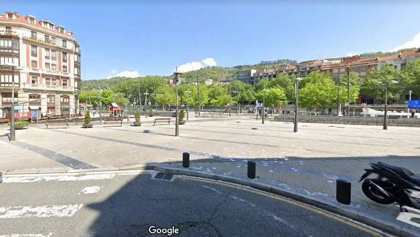 Vista exterior de Pis en venda en Bilbao  amb Calefacció, Moblat i Balcó