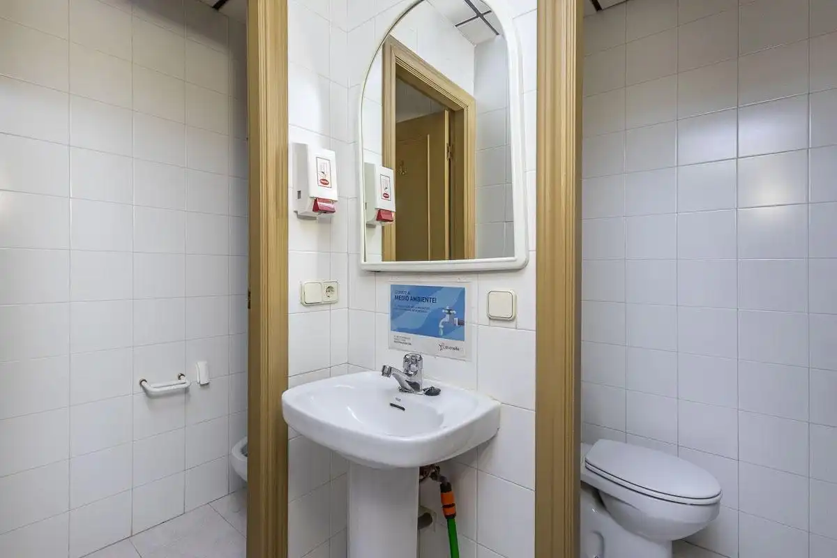 Bathroom of Commercial properties for rent in Granada