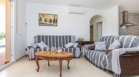 Chalet de reciente construcción con piscina y gran parcela a solo 800 metros del mar, imatge 2