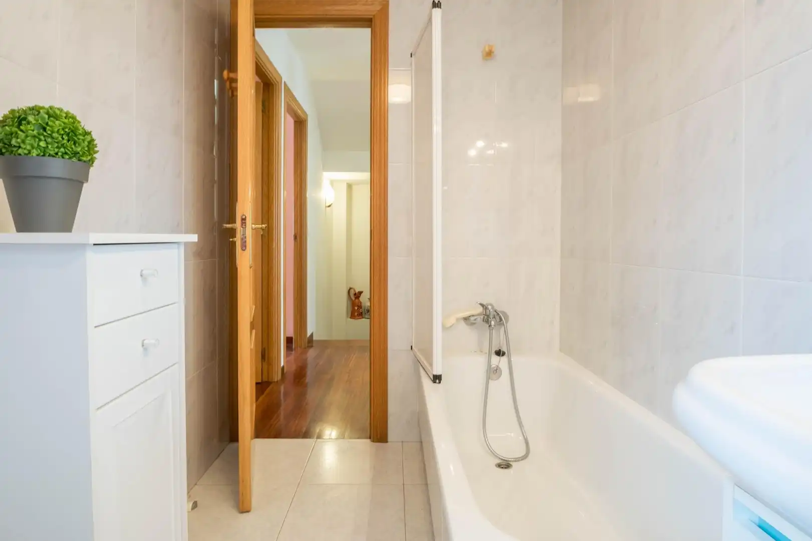 Baño de Casa adosada en venta en Oleiros con Calefacción, Jardín privado y Parquet