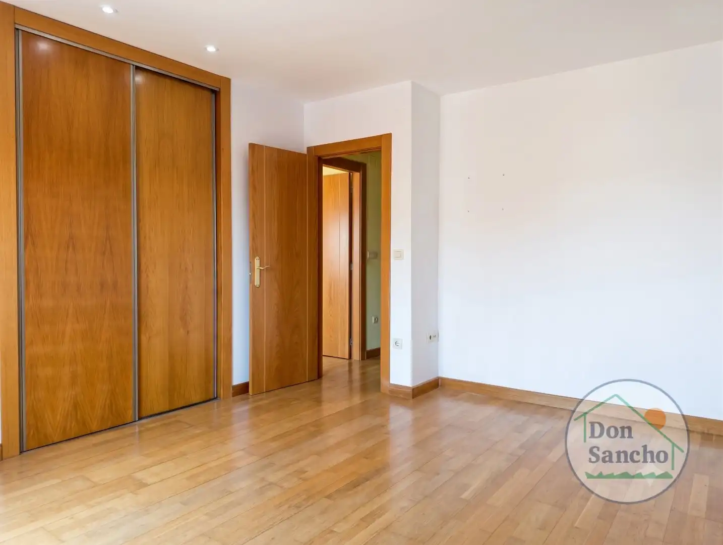 Casa adosada en venta en Mucientes con Calefacción, Terraza y Balcón