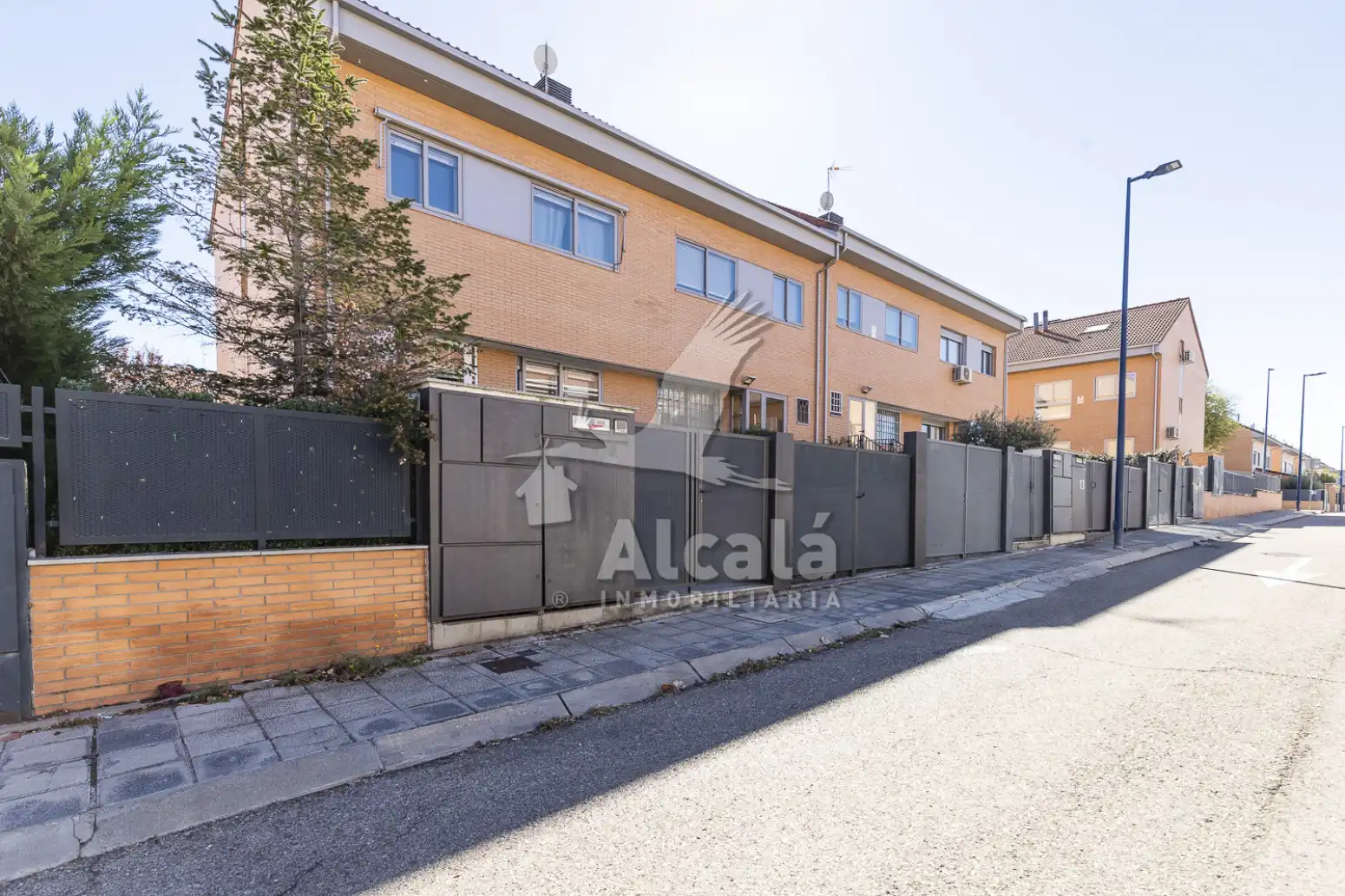 Vista exterior de Casa adosada en venda en Villalbilla amb Aire condicionat, Calefacció i Terrassa