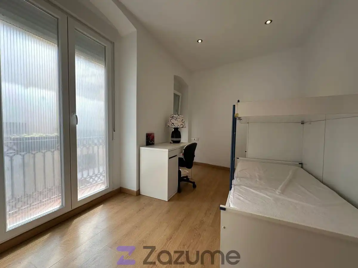 Dormitori de Apartament de lloguer en Valencia amb Aire condicionat, Terrassa i Moblat