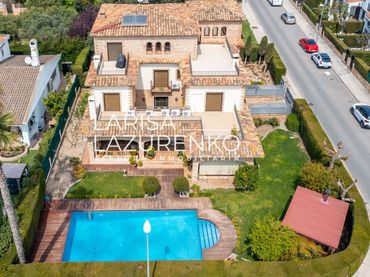 Detached house with balcony for sale in Josep Maria Subirahs