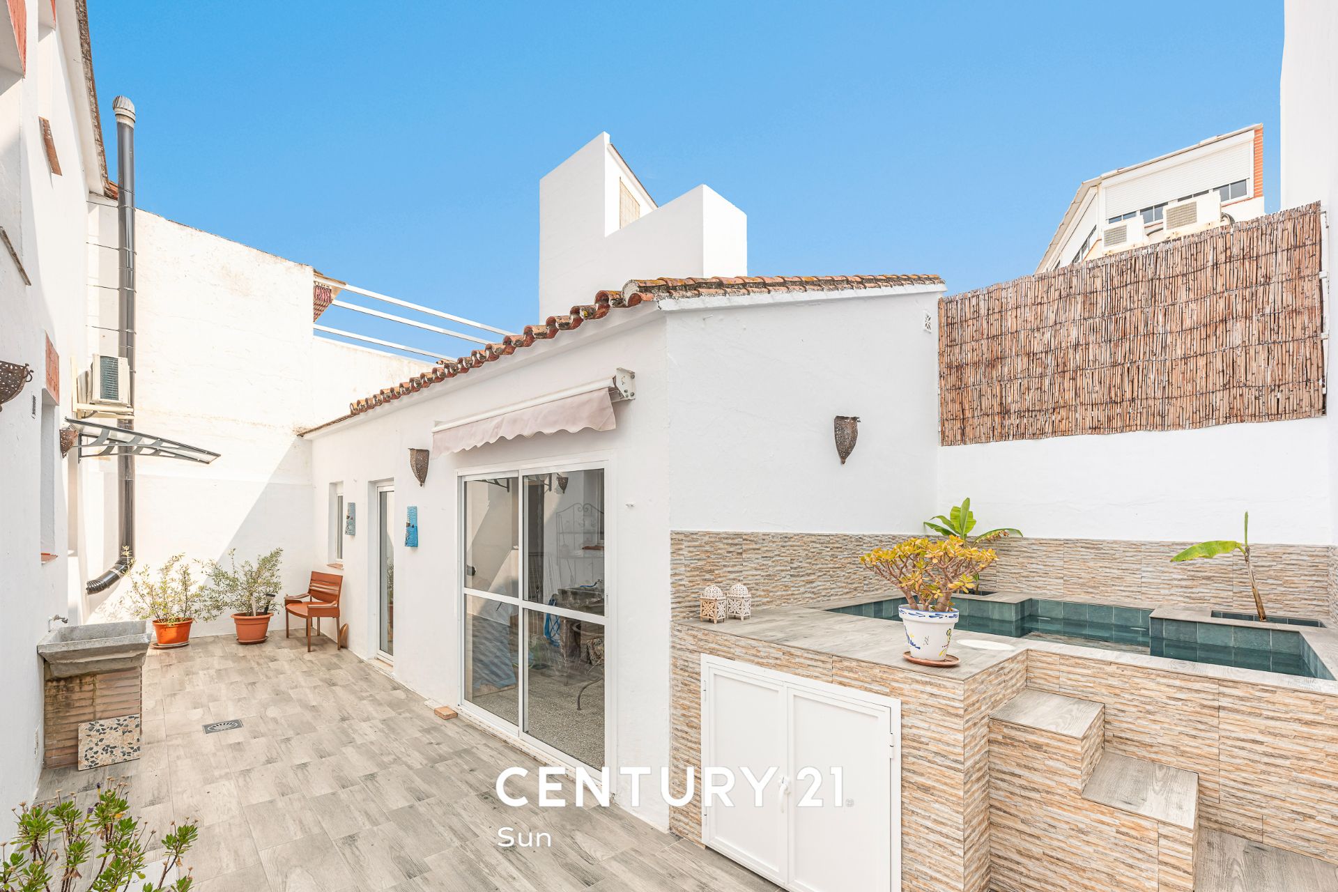 Vista exterior de Casa adosada en venda en Estepona amb Terrassa i Piscina