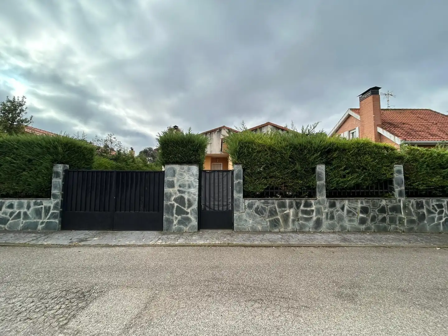 Vista exterior de Casa o xalet en venda en Pioz amb Calefacció, Jardí privat i Alarma