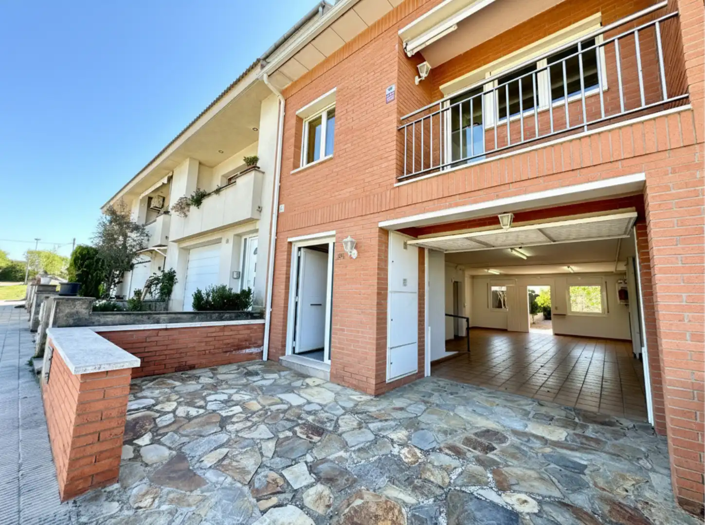 Außenansicht von Einfamilien-Reihenhaus zum Verkauf in Taradell mit Heizung, Privatgarten und Terrasse