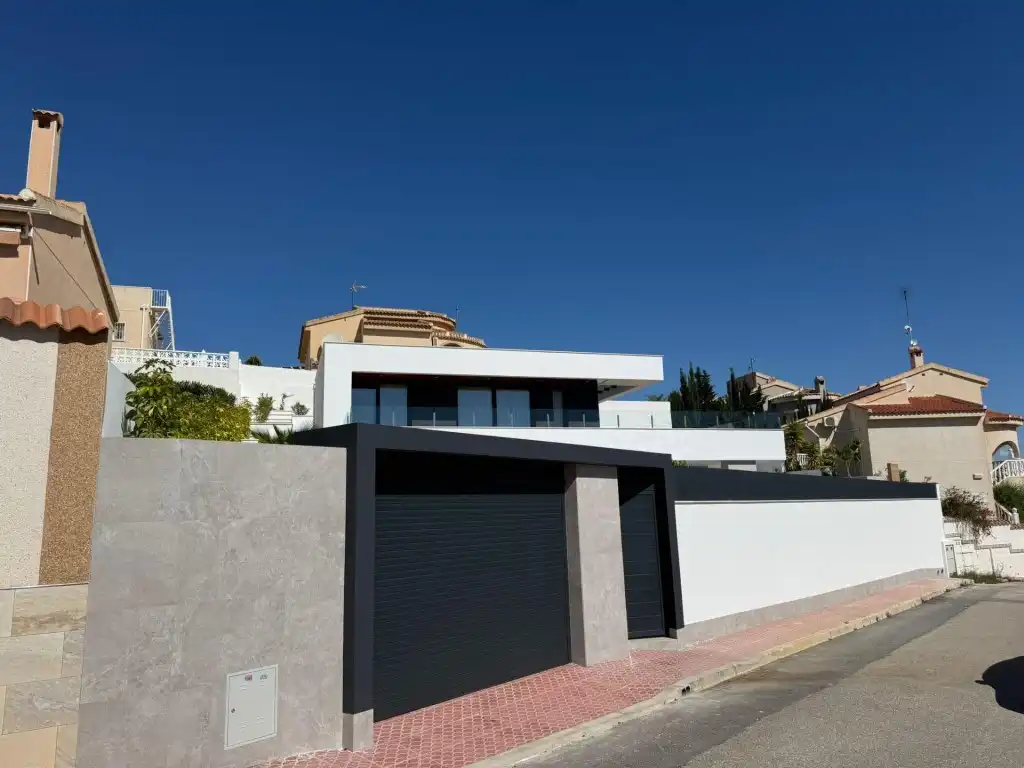 Vista exterior de Casa o xalet en venda en Rojales amb Jardí privat, Piscina i Moblat