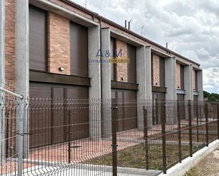 Vista exterior de Casa adosada en venda en Laguna de Duero amb Calefacció, Jardí privat i Terrassa