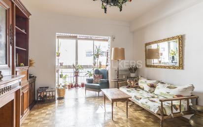 Sala d'estar de Apartament en venda en  Madrid Capital amb Calefacció, Parquet i Terrassa