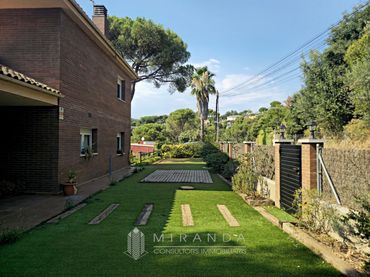 Villa con balcone in vendita a Carrer del Canigó