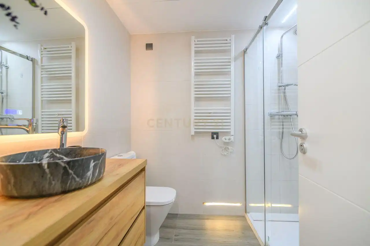 Baño de Apartamento en venta en Molins de Rei con Aire acondicionado, Trastero y Balcón