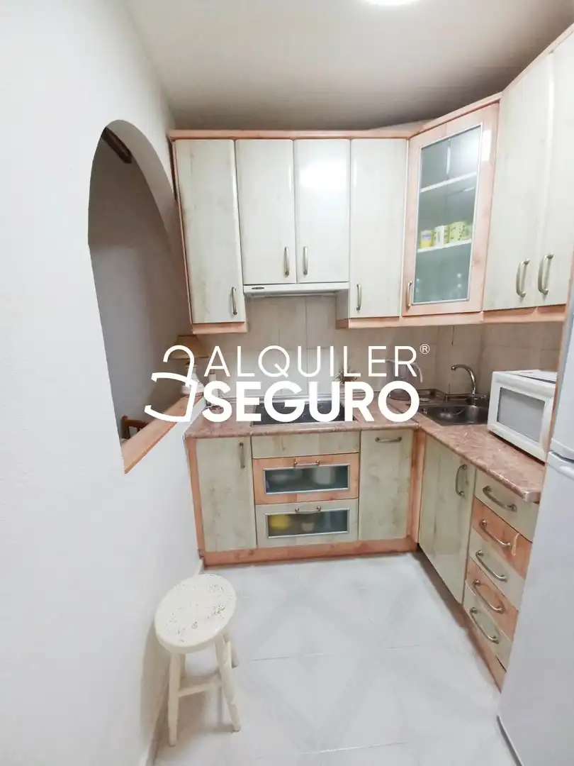 Cuina de Estudi de lloguer en Torrevieja amb Aire condicionat, Calefacció i Terrassa
