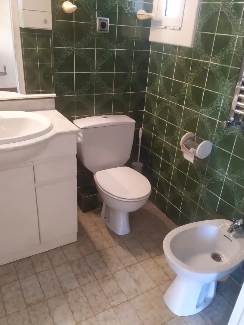 Badezimmer von Dachboden zur Miete in Barcelona mit Heizung, Ofen und Balkon